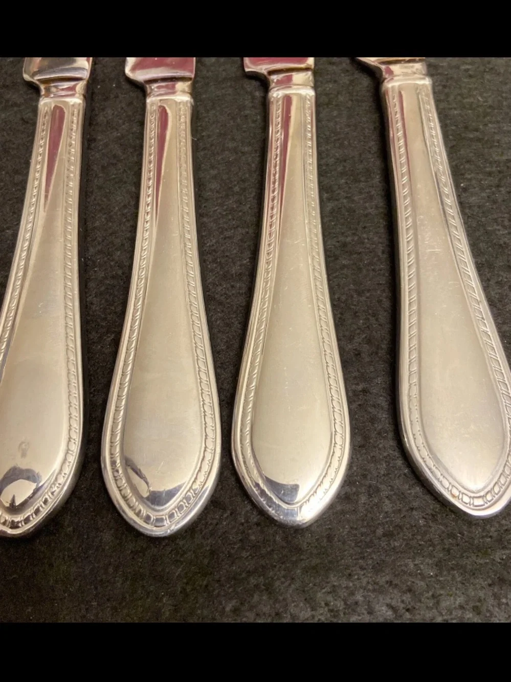 Reed & Barton Logo Stainless Lot of 4 Flatware Knives Set 9.5 Length.